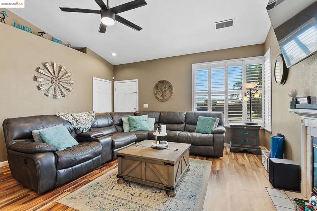 1126 Deerpark Rd, Oakley CA: https://media.crmls.org/mediaz/586b6cac-da00-4c84-b185-e439b6225d7b.jpg