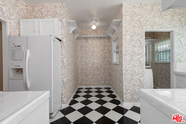 924 S Orange Grove Avenue, Los Angeles CA: https://media.crmls.org/mediaz/586be9b1-51a0-45d7-b9ca-fa49298436c3.jpg