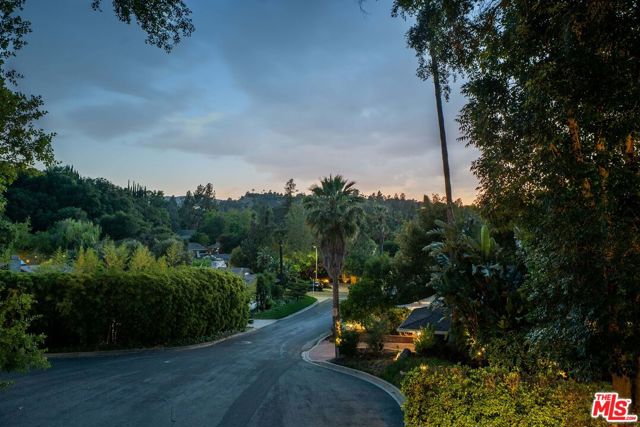 15601 Woodfield Place, Sherman Oaks CA: https://media.crmls.org/mediaz/586cd3ab-19f4-4488-b5d1-4477428e9b81.jpg