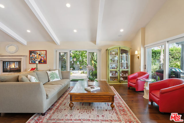 23306 Park Hacienda, Calabasas CA: https://media.crmls.org/mediaz/586d329d-560c-470e-81d6-a6d0f9255dcf.jpg