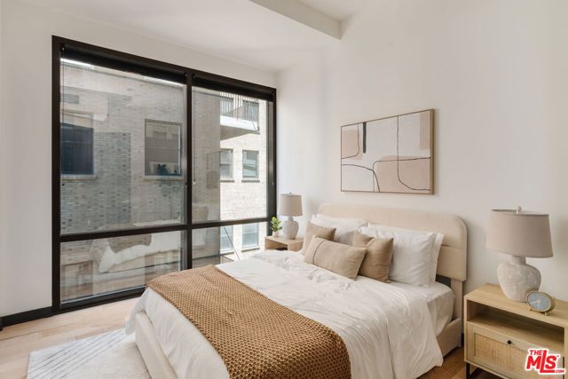 655 S Hope Street, Los Angeles CA: https://media.crmls.org/mediaz/586ded14-ee03-4903-9fb4-9c7f9ea0e26d.jpg