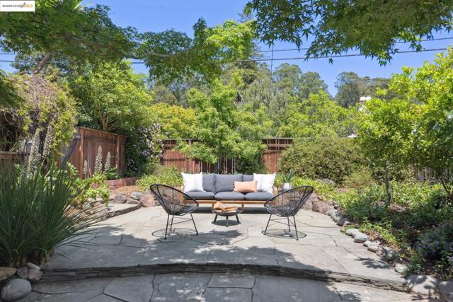 2181 Andrews St, Oakland CA: https://media.crmls.org/mediaz/586df374-8885-4ce7-9487-c274c267a1ad.jpg