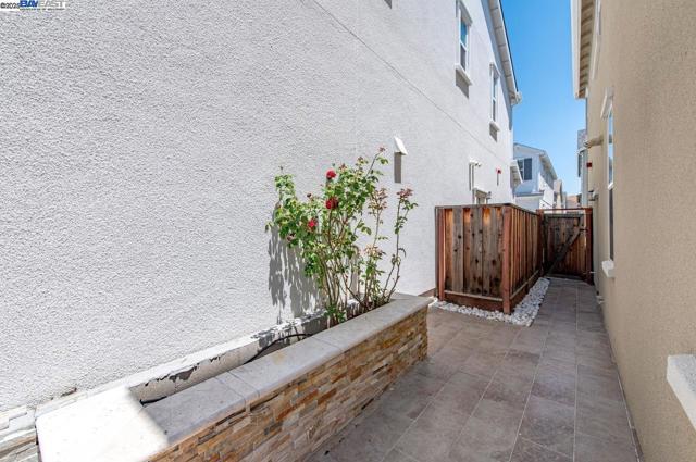 4069 Chalk Hill Way, Dublin CA: https://media.crmls.org/mediaz/586e4128-e4d8-465d-8b65-827d7463e653.jpg