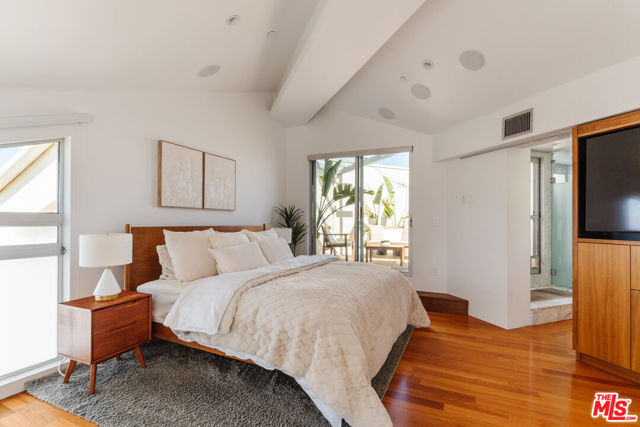 255 Main Street, Venice CA: https://media.crmls.org/mediaz/586fed41-dca3-4e5e-a548-70347ceac850.jpg