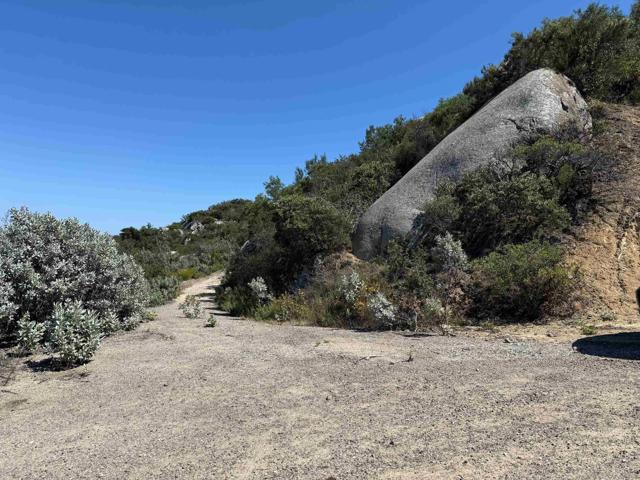 17441 Dos Picos Park Road, Ramona CA: https://media.crmls.org/mediaz/58700a51-e2c3-401f-b277-a25807f76ff2.jpg
