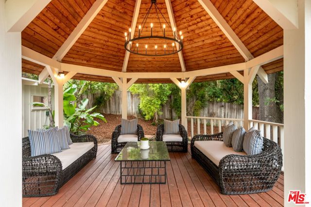 19159 Rosita Street, Tarzana CA: https://media.crmls.org/mediaz/5871108f-4b5f-470f-9ee0-2e5c3046e63c.jpg