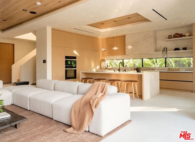 517 N Edinburgh Avenue, Los Angeles CA: https://media.crmls.org/mediaz/5871e779-3990-4527-b0e9-6b1b8ca77dca.jpg