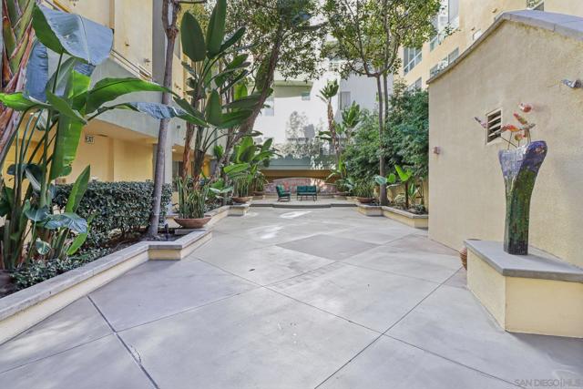 1501 India St, San Diego CA: https://media.crmls.org/mediaz/5872051d-921d-4b9e-870a-6d8d7bc3a2f5.jpg