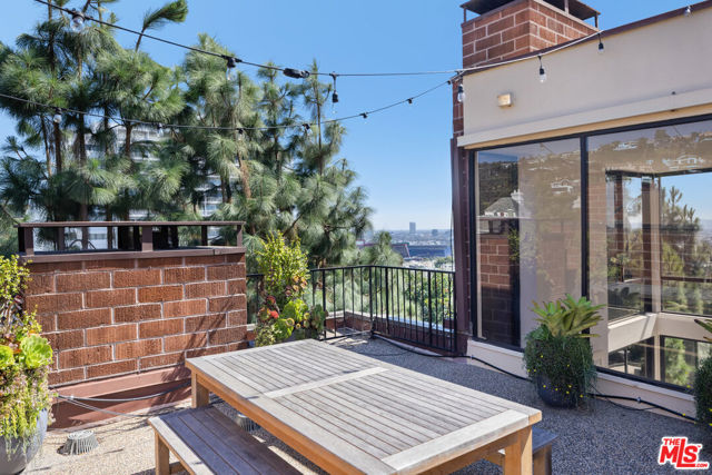 1033 Carol Drive, West Hollywood CA: https://media.crmls.org/mediaz/58725d8b-adf2-4851-95a7-9737965dba1b.jpg