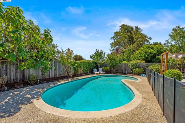 7574 Birkdale Dr, Newark CA: https://media.crmls.org/mediaz/58726cb0-4ec5-438c-a562-4701b1d72c60.jpg