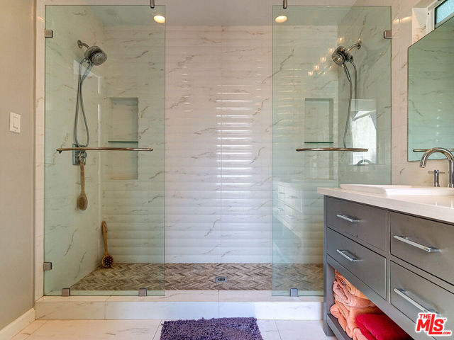 1019 S Rimpau Boulevard, Los Angeles CA: https://media.crmls.org/mediaz/5873ade6-4a22-492f-99a5-919fabbaf811.jpg