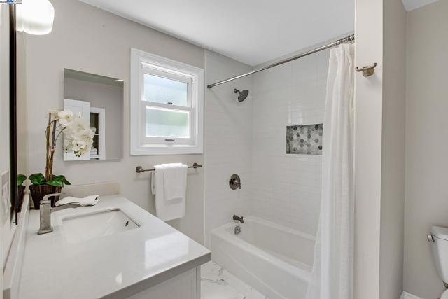 5601 Castle Dr, Oakland CA: https://media.crmls.org/mediaz/58744a39-ec18-49be-b4a0-eb9f5682f7b0.jpg