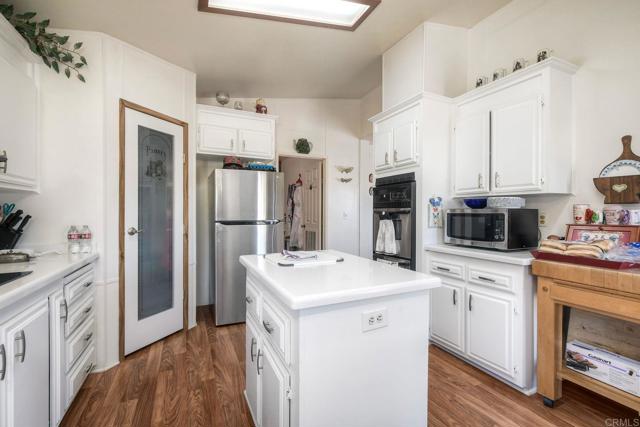 5116 Weymouth Way, Oceanside CA: https://media.crmls.org/mediaz/5874fe21-2ba2-4d57-ad01-89be64c65444.jpg