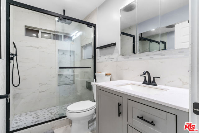 2205 S Burnside Avenue, Los Angeles CA: https://media.crmls.org/mediaz/58756e02-0cef-4d04-824c-fc6d4f93921c.jpg