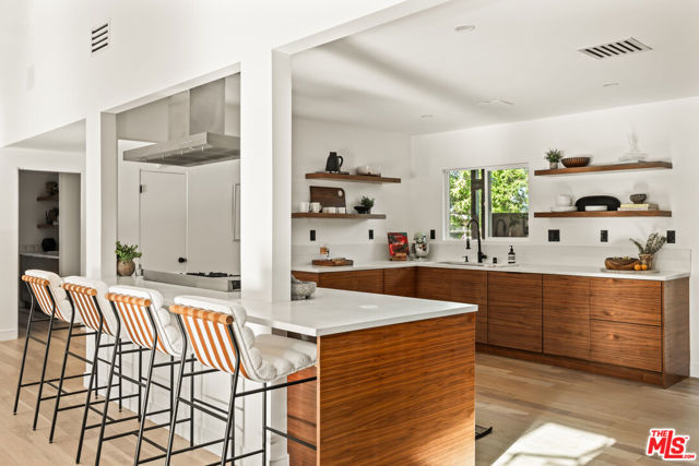 5831 Elba Place, Woodland Hills CA: https://media.crmls.org/mediaz/58761bc8-1c67-40c6-ae07-07e27b432650.jpg