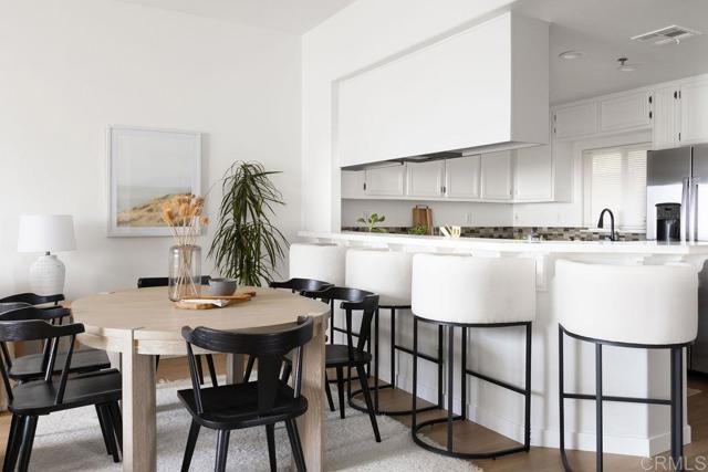 4080 Front St, Mission Hills (San Diego) CA: https://media.crmls.org/mediaz/587639fe-2fd6-4ffe-9a91-331d980e18f0.jpg