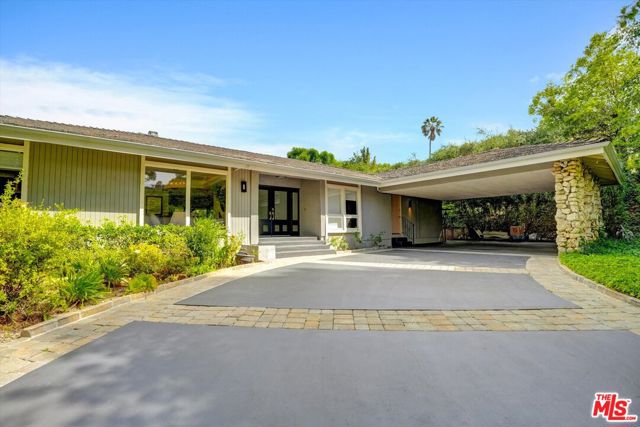 3530 Royal Woods Drive, Sherman Oaks CA: https://media.crmls.org/mediaz/5876b728-2672-415a-bc81-c52a2f69caac.jpg