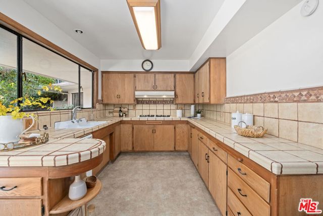 515 Warner Avenue, Los Angeles CA: https://media.crmls.org/mediaz/5877a0d8-ecd2-46d0-97a6-1dd89bca6930.jpg