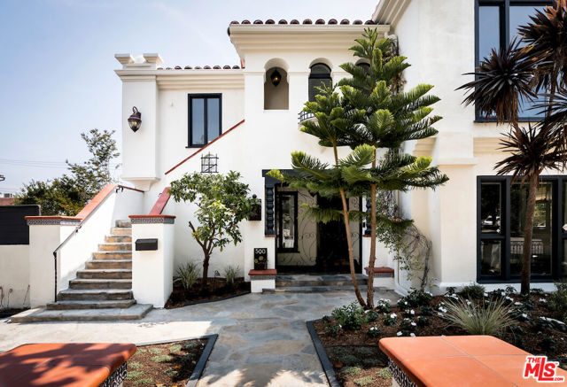 502 Smithwood Drive, Beverly Hills CA: https://media.crmls.org/mediaz/5877d6ba-3b33-414b-93b4-aa03c08a641f.jpg