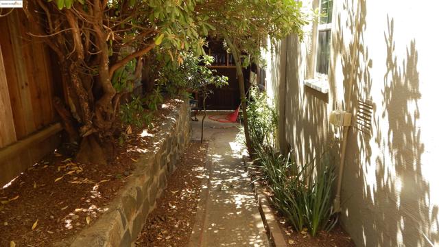 108 Green St, Martinez CA: https://media.crmls.org/mediaz/587872e7-7666-4c3a-b219-d9d9a1faf495.jpg
