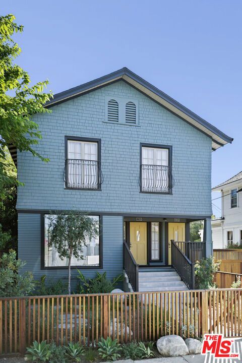 116 Roselawn Place, Los Angeles CA: https://media.crmls.org/mediaz/58797369-f943-4c16-9ed4-593ac21d21c2.jpg