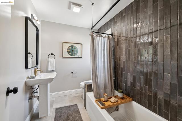 4015 Rhoda Ave, Oakland CA: https://media.crmls.org/mediaz/587ae4cc-c1ce-49ca-8750-73d64d3566a5.jpg