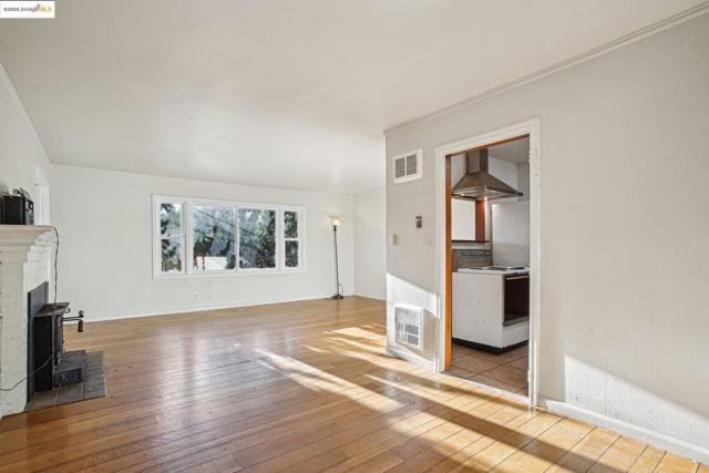 6576 Lucas AVE, Oakland CA: https://media.crmls.org/mediaz/587af002-6bf9-4b06-b414-90d9ffabf106.jpg
