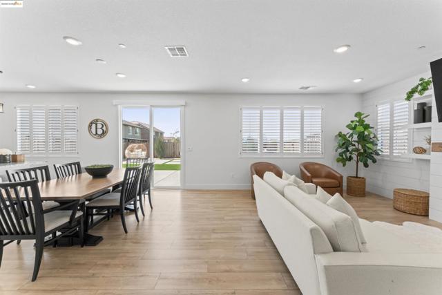 2951 Newberry Court, Fairfield CA: https://media.crmls.org/mediaz/587b0d1e-701a-48cb-8cfc-6a1ebc337528.jpg