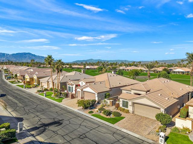 80464 Muirfield Drive, Indio CA: https://media.crmls.org/mediaz/587bb75a-0023-40ba-9cd1-44c7d7bea916.jpg