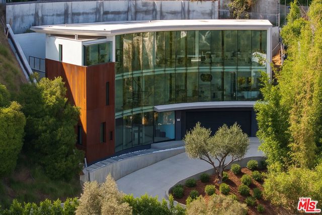 9277 Thrush Way, Los Angeles CA: https://media.crmls.org/mediaz/587c5b2b-704b-4237-8df3-430f4d4bf53d.jpg