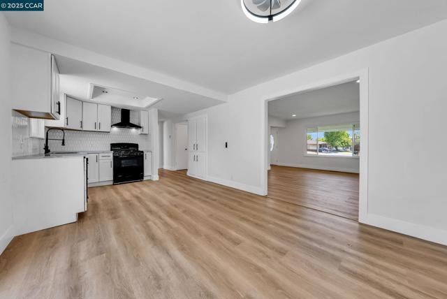 37643 Crocus Ct, Newark CA: https://media.crmls.org/mediaz/587d47f6-bd50-4d30-834a-d07a9edbedbc.jpg