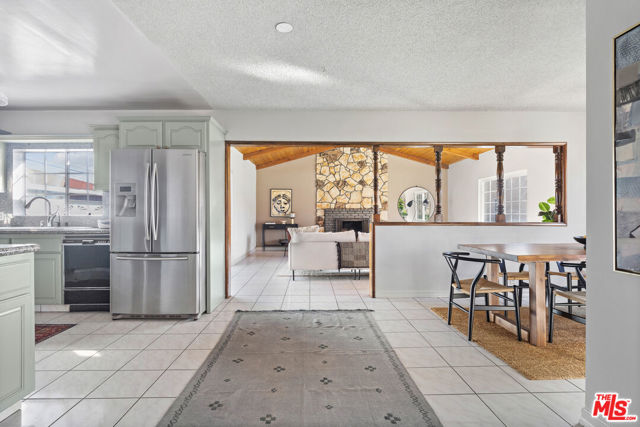 4242 Grand View Boulevard, Los Angeles CA: https://media.crmls.org/mediaz/587d8147-2157-457d-a152-cedec4b9db02.jpg