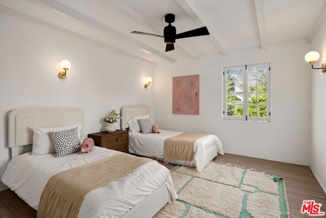 950 N Holliston Avenue, Pasadena CA: https://media.crmls.org/mediaz/587d9719-60cd-40e9-9721-5716a5fe71a2.jpg