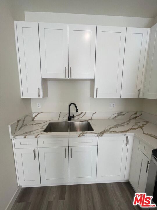 4546 W 17th Street, Los Angeles CA: https://media.crmls.org/mediaz/587e8161-285d-41a0-9d75-e3813c1c430c.jpg
