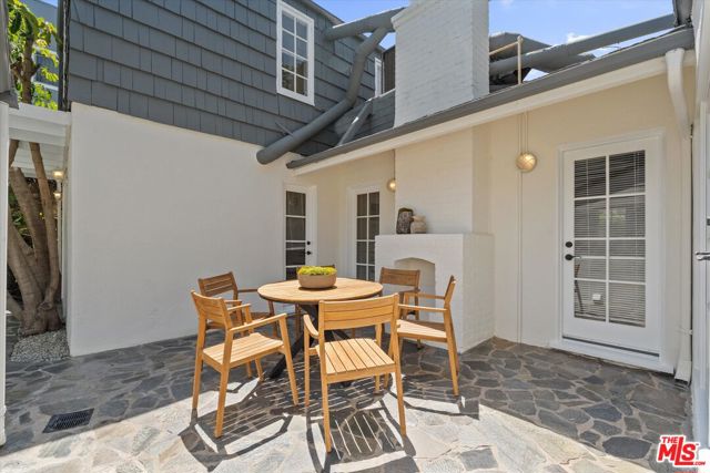 560 N Croft Avenue, West Hollywood CA: https://media.crmls.org/mediaz/587ff4ff-d9c7-4816-9d77-bf1f2631e0e7.jpg