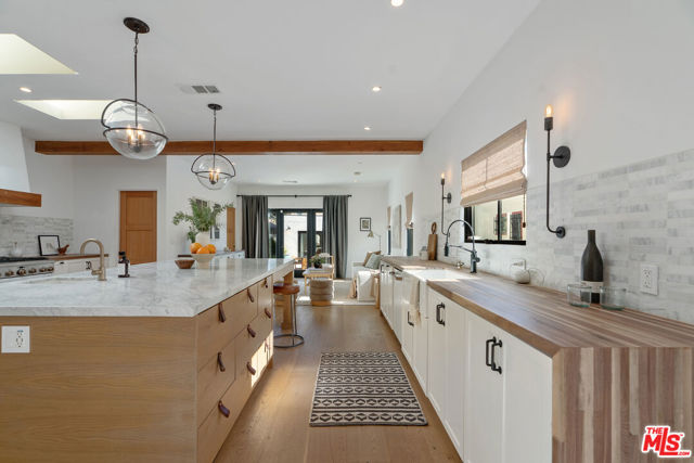 1280 S Sycamore Avenue, Los Angeles CA: https://media.crmls.org/mediaz/5880b053-5570-47f8-8505-53c0535fd98e.jpg