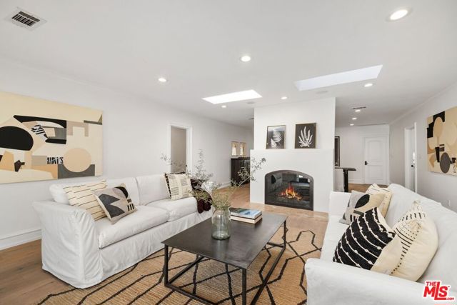 514 N Walden Drive, Beverly Hills CA: https://media.crmls.org/mediaz/58810d95-a795-4998-b822-63eca87d9c40.jpg