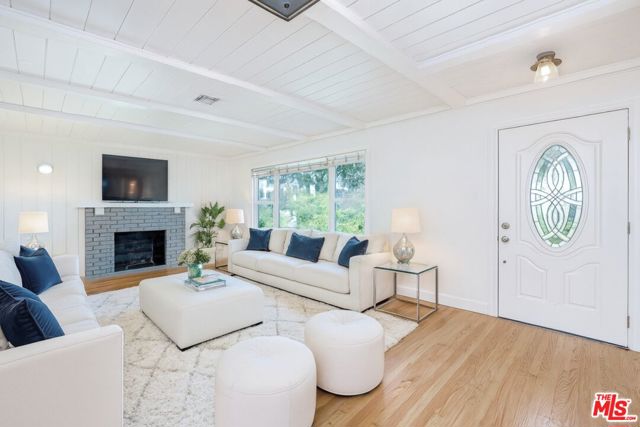 5353 Don Pio Drive, Woodland Hills CA: https://media.crmls.org/mediaz/58814368-fbb6-45ed-a336-03bdeac15be3.jpg