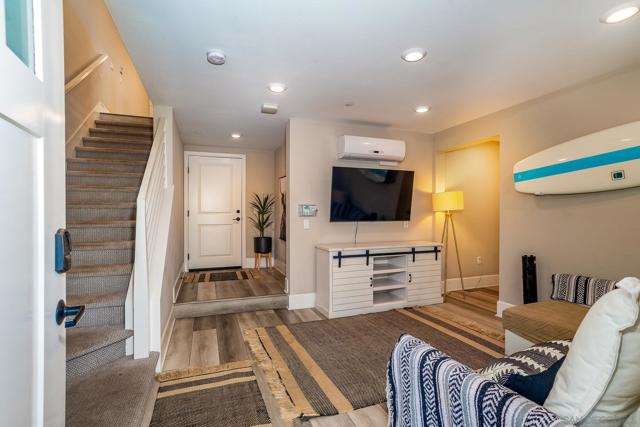 807 Santa Barbara Pl, San Diego CA: https://media.crmls.org/mediaz/58815d20-868b-414b-a2d6-114170164bb3.jpg