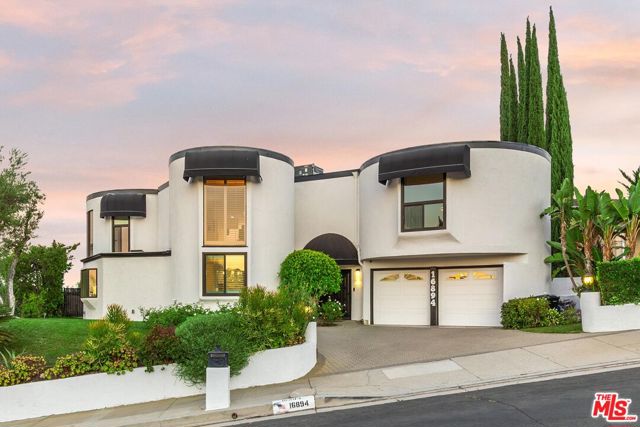 16894 Encino Hills Drive, Encino CA: https://media.crmls.org/mediaz/58817410-1c19-4b76-ab8f-583454aa6a97.jpg