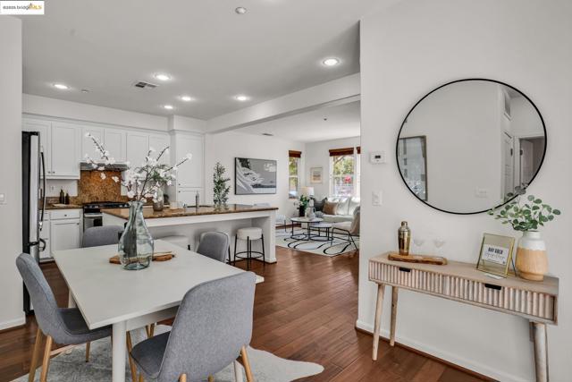 1623 Fortmann Way, Alameda CA: https://media.crmls.org/mediaz/58825432-cb76-4614-866a-c5758acc29b8.jpg