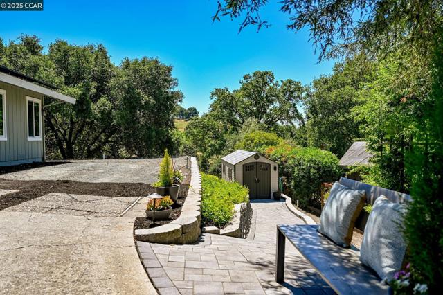 1883 Piedras Cir, Alamo CA: https://media.crmls.org/mediaz/5882be37-67ce-4cc0-8eb8-065ab359fa57.jpg