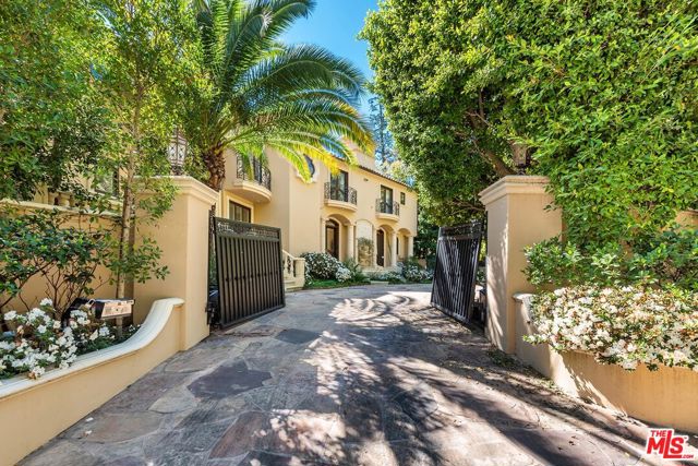 1549 Lindacrest Drive, Beverly Hills CA: https://media.crmls.org/mediaz/5882c7af-1a0e-4e2d-a456-882c4a759a87.jpg