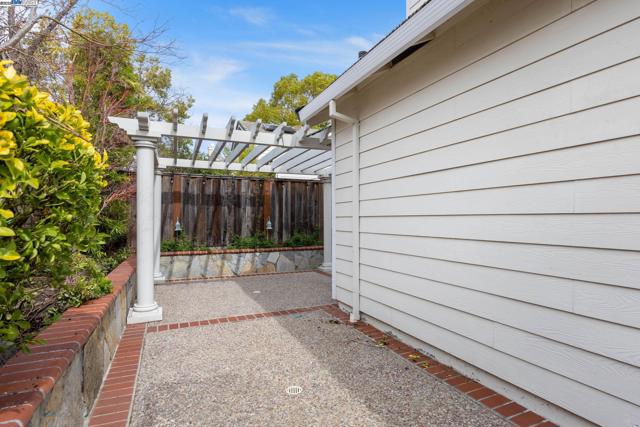 143 Shelterwood Ln, Danville CA: https://media.crmls.org/mediaz/5883c13d-6108-4eea-ac95-e2a9fa27bbf9.jpg