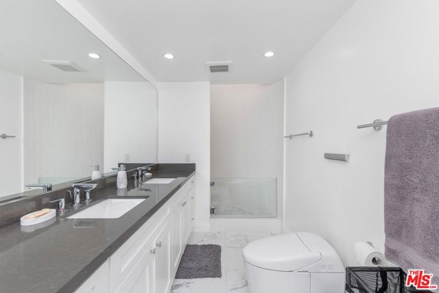 16894 Encino Hills Drive, Encino CA: https://media.crmls.org/mediaz/58846f46-d7f0-42fe-a18e-11159c439ee7.jpg