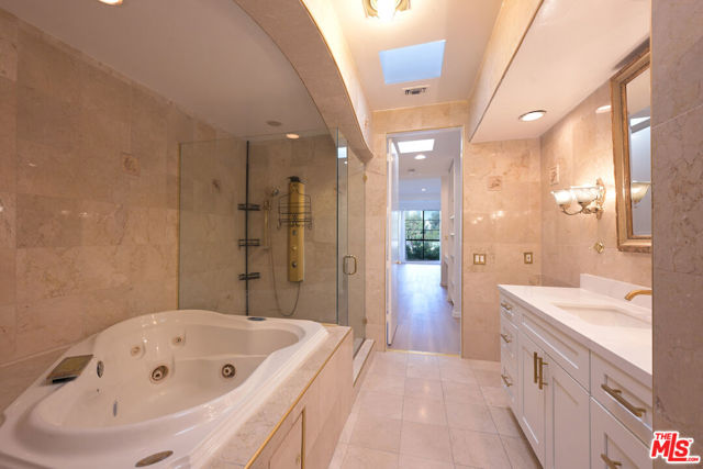 234 S Gale Drive, Beverly Hills CA: https://media.crmls.org/mediaz/5884852a-6fdb-445c-be26-0cd302bee3e1.jpg