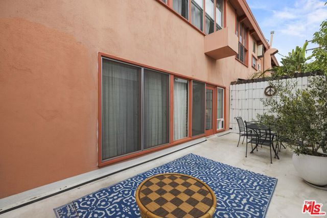 1400 N Hayworth Avenue, West Hollywood CA: https://media.crmls.org/mediaz/5884e8cd-615c-4252-aca8-9c3817195fc7.jpg