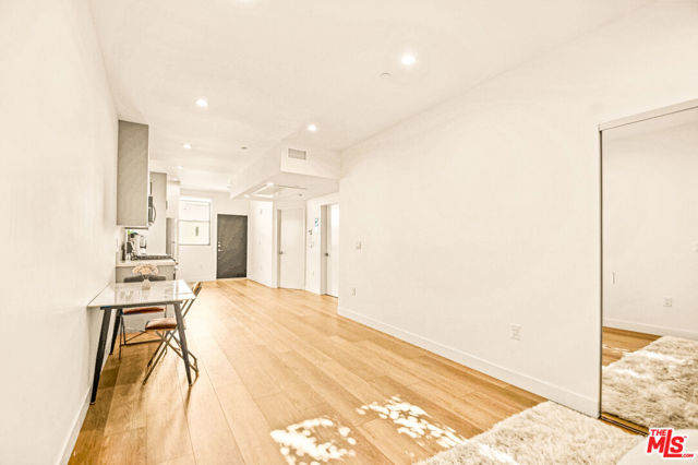 535 N Formosa Avenue, Los Angeles CA: https://media.crmls.org/mediaz/58856311-995d-4203-bcaa-6802f616fd1b.jpg