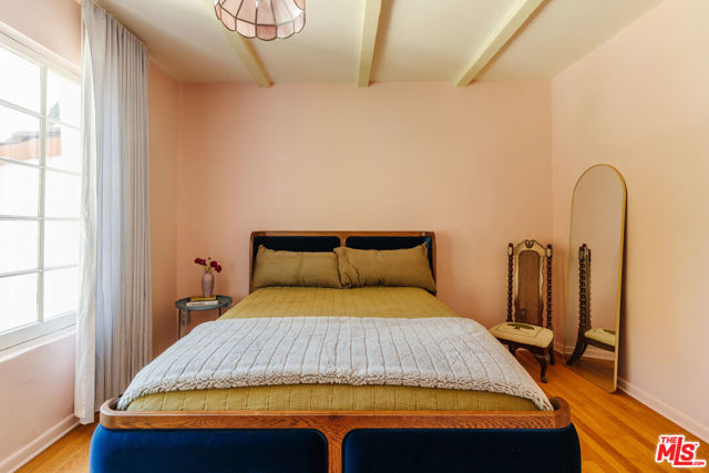 5163 Franklin Avenue, Los Angeles CA: https://media.crmls.org/mediaz/5885a127-b1e0-4a1e-9f6a-64dbb181c52c.jpg