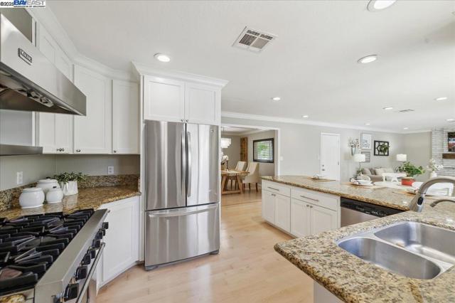 5204 Hummingbird Rd, Pleasanton CA: https://media.crmls.org/mediaz/58865a10-221d-447f-b33a-ae1c49547924.jpg